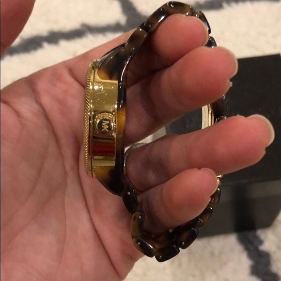 MICHAEL KORS: Tortoise Watch - Picture 5 of 6